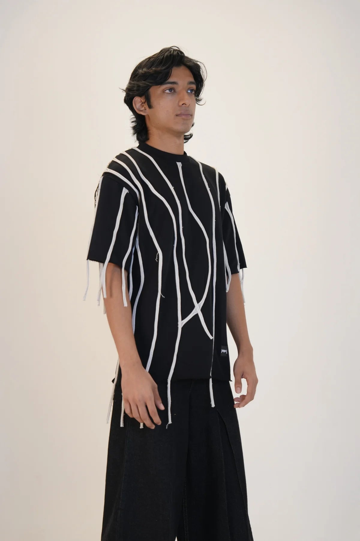 LOOSE THREAD TEE