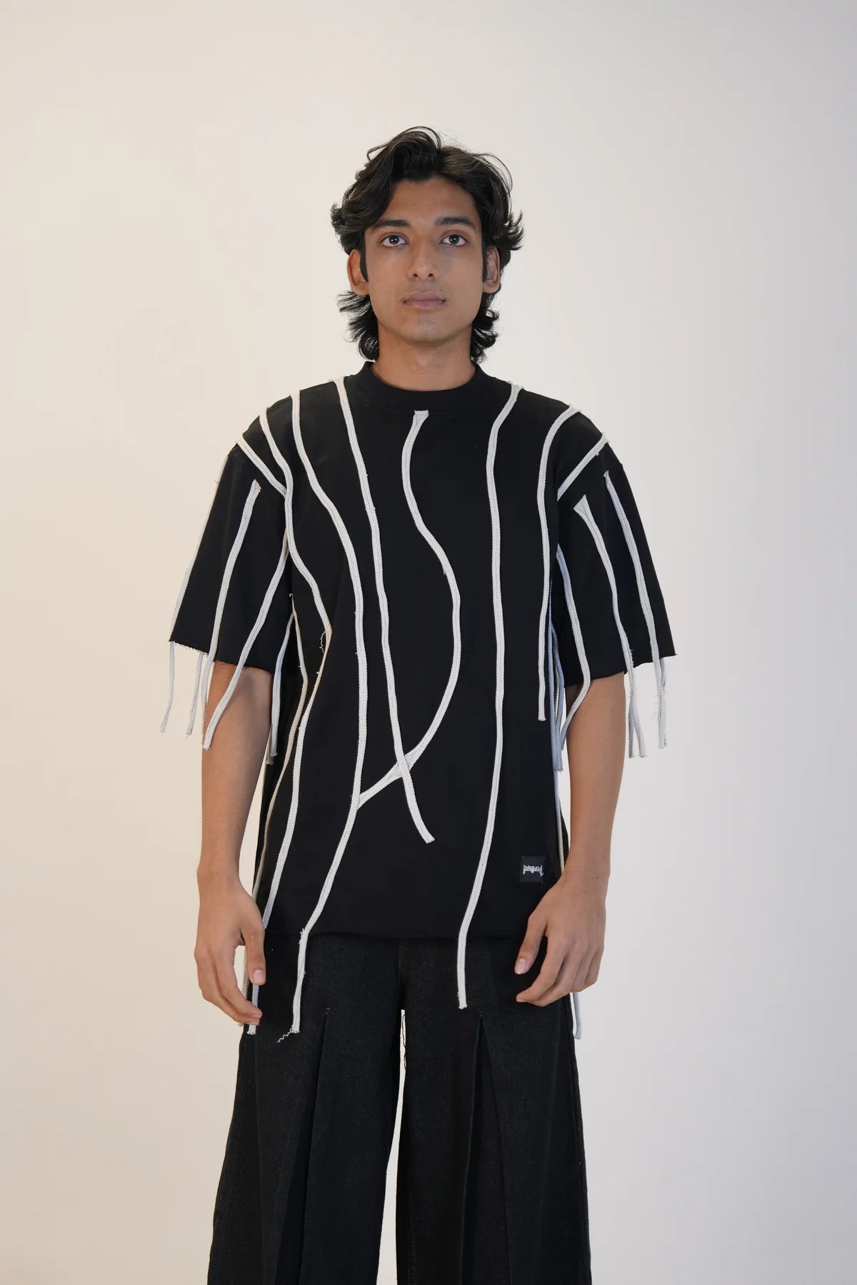 LOOSE THREAD TEE