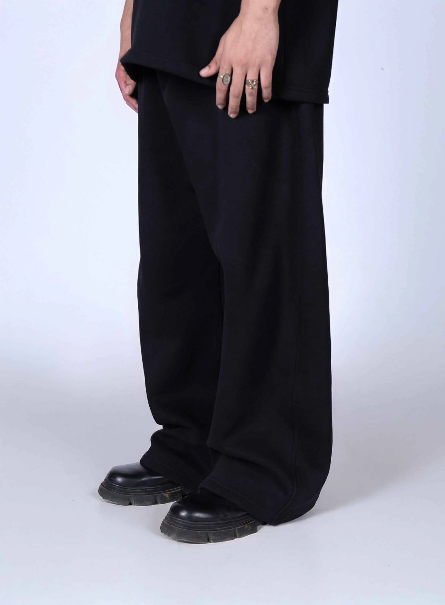 HYMNS ESSENTIAL TROUSERS BLACK